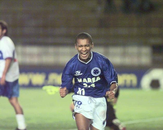 A Energil C deixou o Cruzeiro em 2000, dando fim a uma parceria muito lembrada pelos cruzeirenses devido aos sucessos da dcada de 1990. A nova linha da Topper nesse ano tambm abandonou a gola polo e a trocou por uma gola V lisa, ainda com o escudo fechado do Cruzeiro ao lado esquerdo do peito, mas bem maior que o convencional. Naquela temporada, a empresa automotiva italiana Fiat assumiu o posto de patrocinadora mster e estampava nomes de modelos de carros na camisa, a depender do lanamento deles.