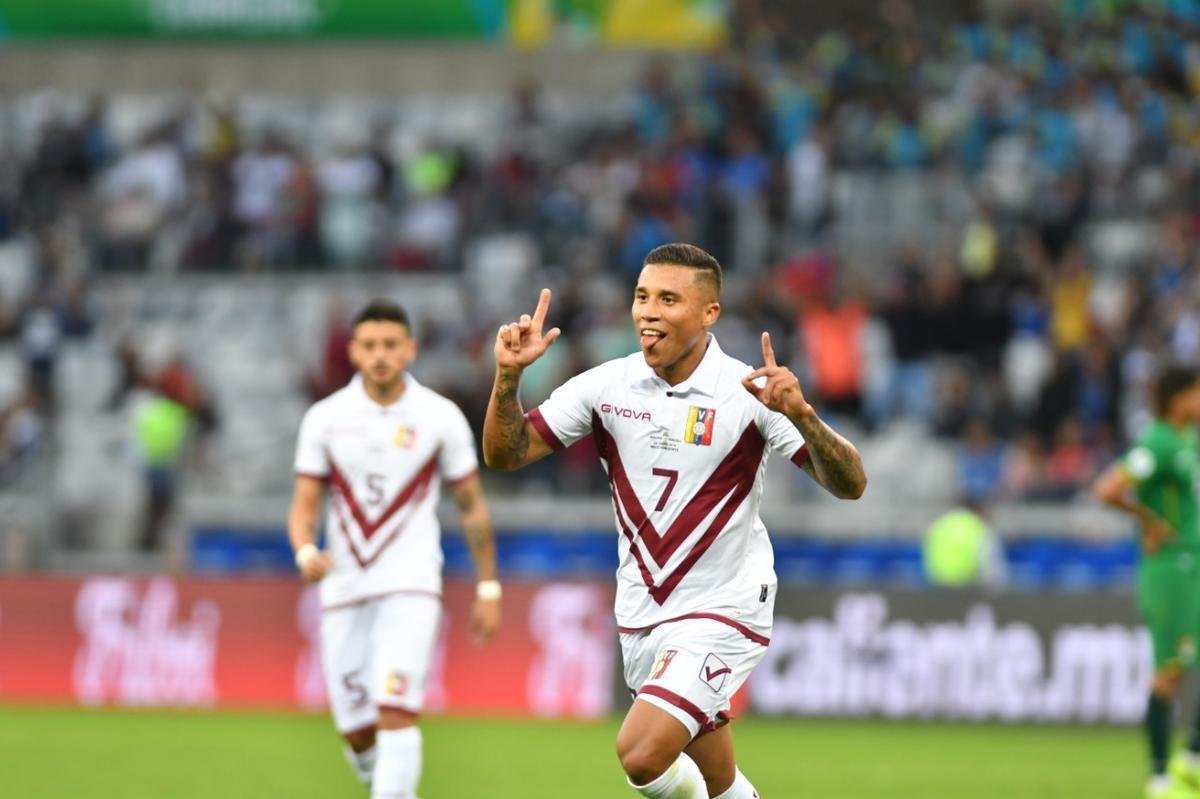 Imagens da partida entre Bolvia e Venezuela