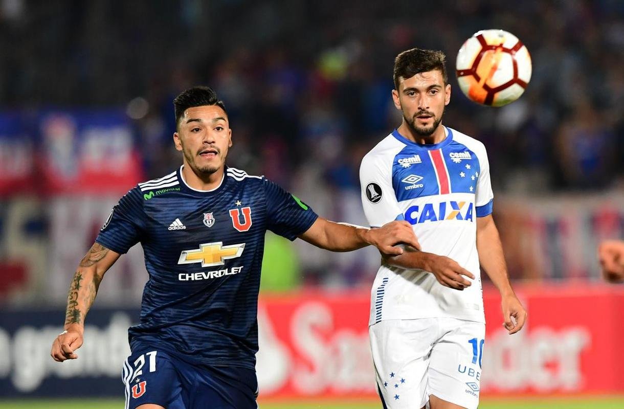 Naquele ano, a camisa branca roubou a cena, por ter detalhes em azul e vermelho na parte frontal, como homenagem  Islndia, que disputou a Copa do Mundo daquele ano.