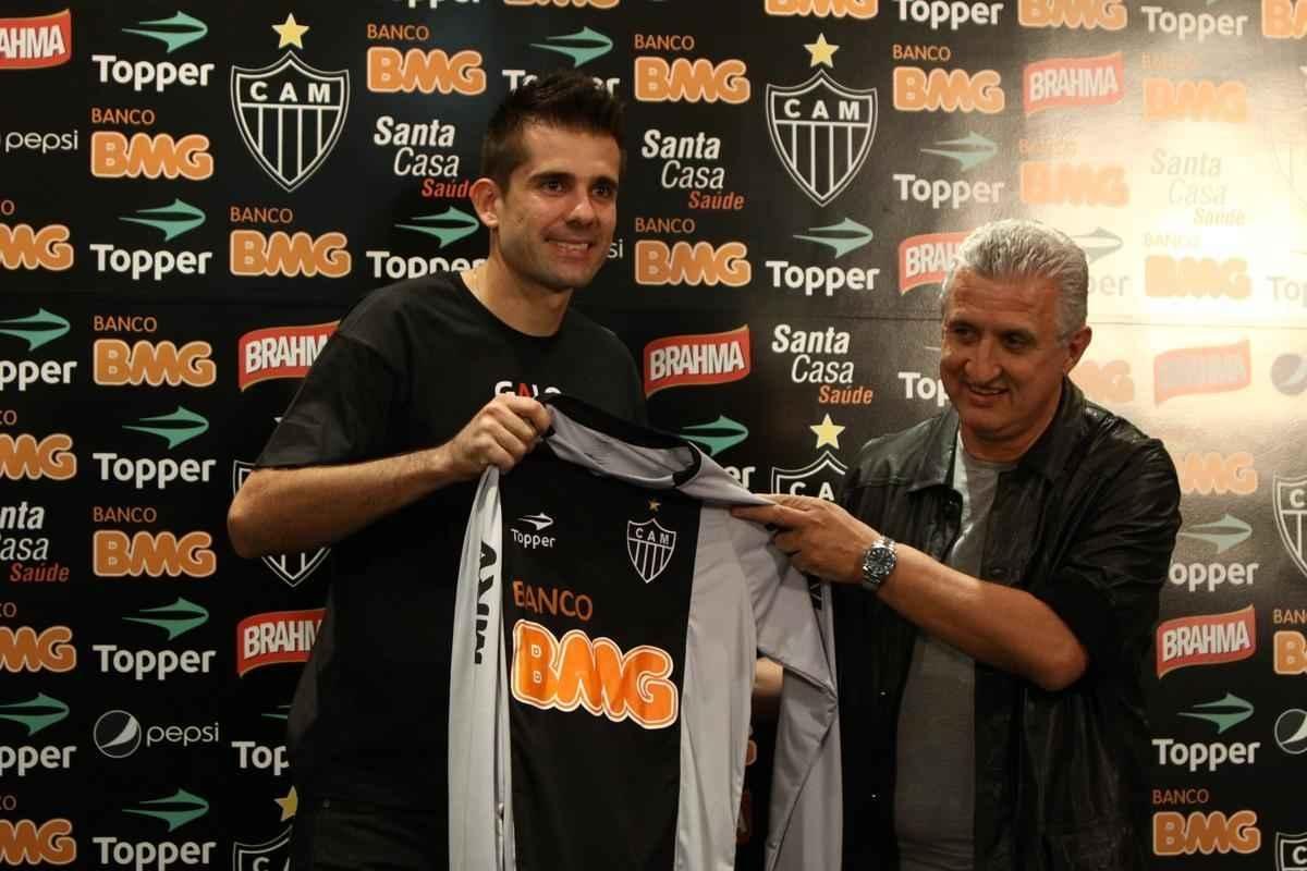 04/07/2012.- Apresentao do jogador de futebol do Atltico, goleiro Victor, durante treino no Centro de Treinamento (Cidade do Galo), em Vespasiano.