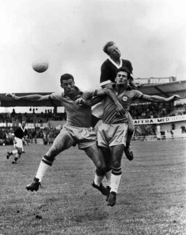 O zagueiro Bellini ( esquerda) disputa a bola de cabea com o gals Ivor Allchurch e o tambm brasileiro De Sordi na Copa do Mundo de 1958