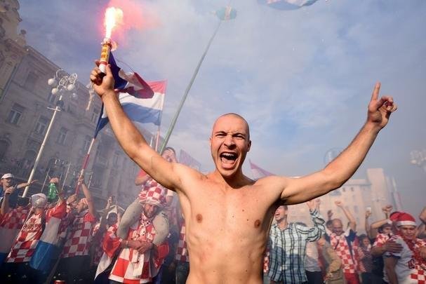 Reaes da torcida croata em Zagreb depois da perda do ttulo da Copa do Mundo para a Frana
