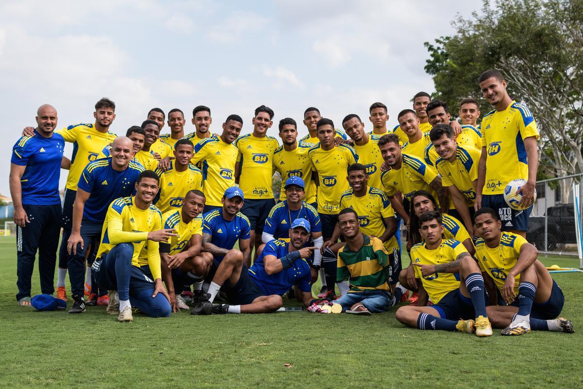 O campeo Gabriel Arajo foi  Toca da Raposa II acompanhar o treino do seu time de corao 