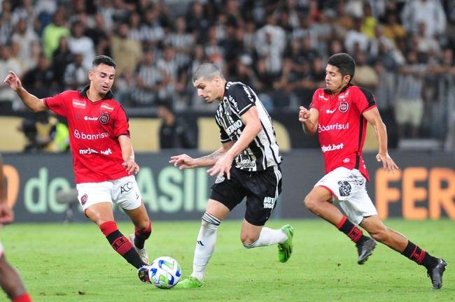 Atltico e Brasil de Pelotas-RS se enfrentaram nesta quarta-feira (12/4), no Mineiro, pela ida da terceira fase da Copa do Brasil