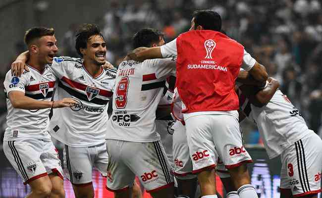São Paulo comemora a classificação sofrida diante do Ceará