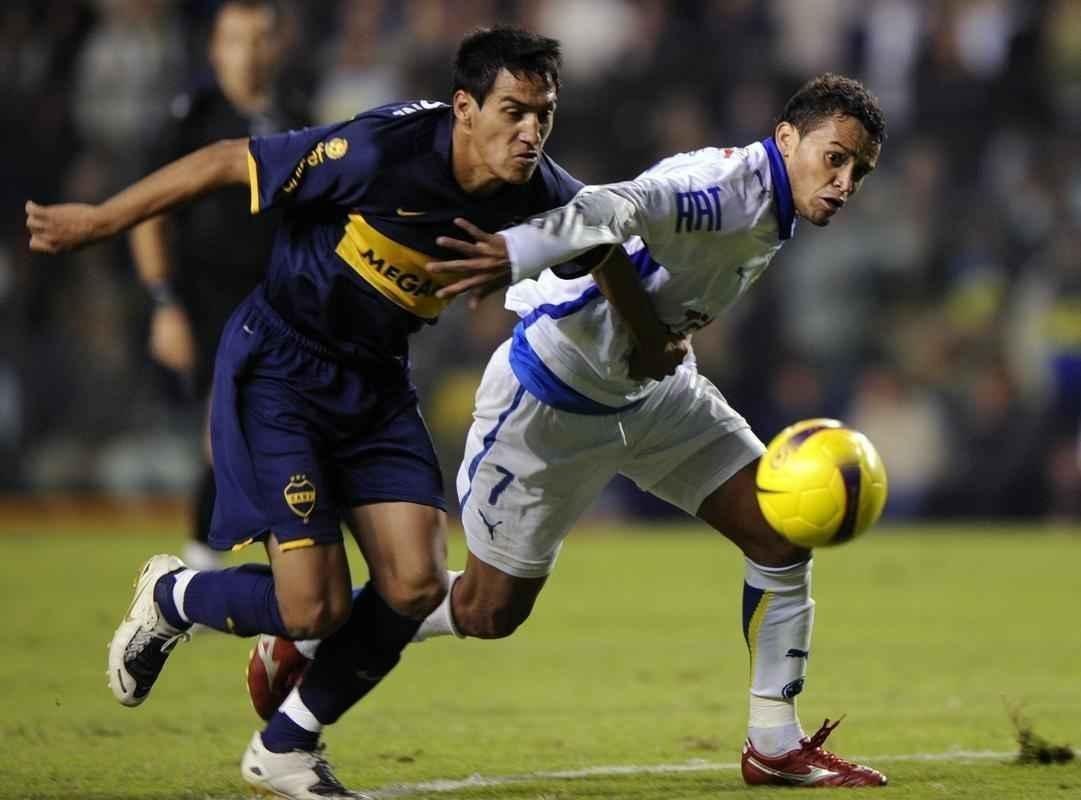Monzn (13/04/1987) - deixou o Boca em setembro de 2008, ainda como promessa, e acertou com o Betis. Na Espanha, ele oscilou e retornou ao clube xeneize. Ao se destacar novamente, transferiu-se para o Nice, pelo qual manteve a boa forma e foi, pouco tempo depois, negociado com o Lyon (2012). Com altos e baixos, foi emprestado ao Fluminense e, posteriormente, ao Catania-ITA. Monzn permaneceu na Itlia por dois anos e, aps breve regresso ao Boca, seguiu para a Universidad de Chile, em 2016. Inclusive, ele enfrentou o Cruzeiro neste ano, no empate por 0 a 0, no Estdio Nacional de Santiago. Em maio, o lateral-esquerdo foi liberado pela La U.