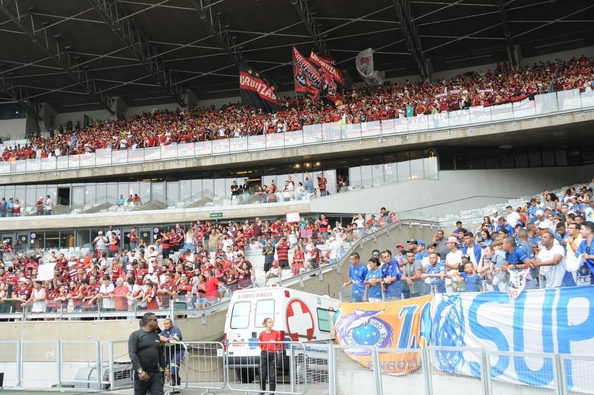 Torcidas de Cruzeiro e Flamengo fizeram a festa em duelo das equipes no Mineiro