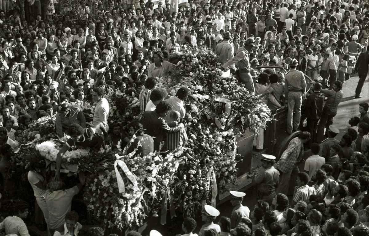 Milhares de torcedores, parentes e amigos acompanharam o cortejo de Roberto Batata