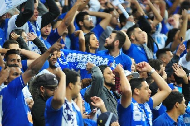 Torcedores do Cruzeiro lotam as arquibancadas do Mineiro para acompanhar a partida vlida pelas quartas de final da Copa do Brasil