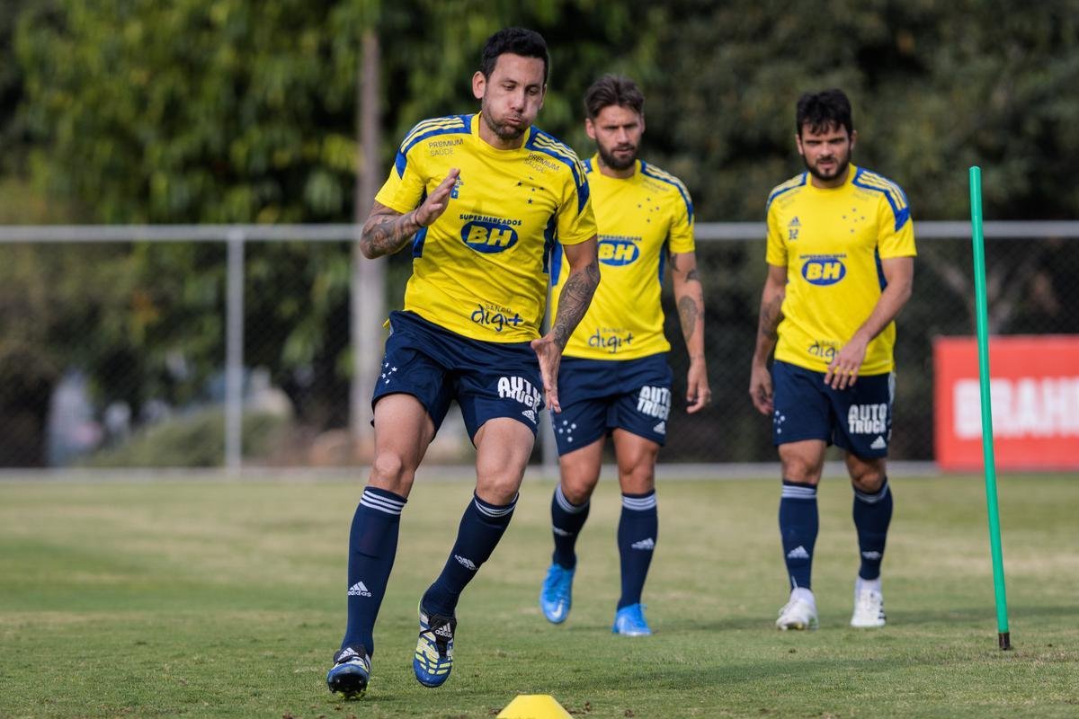 Comisso tcnica de Vanderlei Luxemburgo comandou treino na Toca da Raposa II nesta quarta-feira. Time se prepara para enfrentar o Brusque, s 11h de sbado, no estdio Augusto Bauer, em Santa Catarina, pela 16 rodada da Srie B.