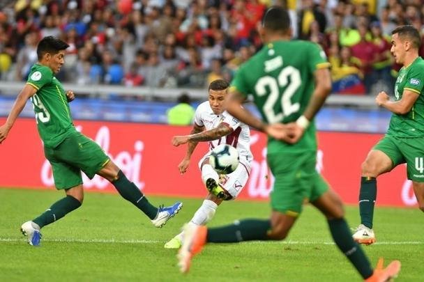 Imagens da partida entre Bolvia e Venezuela