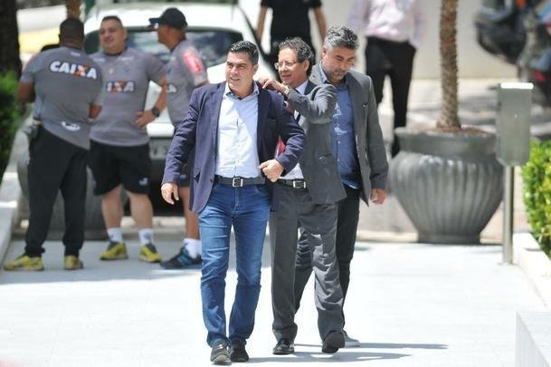 Manh desta sexta-feira foi agitada no Atltico com demisso de Oswaldo e coletiva do presidente