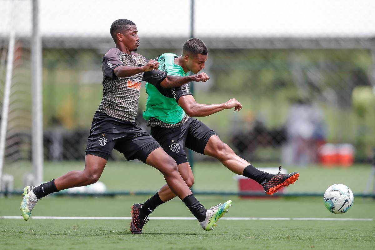 Depois do empate por 2 a 2 com o Cear, no Castelo, pela 22 rodada do Brasileiro, Atltico voltou aos treinos nesta segunda-feira na Cidade do Galo. Atividade teve vrias caras novas, diante do elevado nmero de atletas infectados pela COVID-19