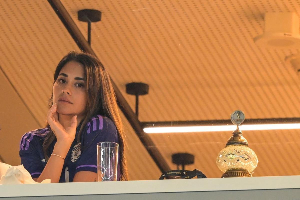 Familiares de Messi em camarote do Estdio 974, de Doha, durante jogo entre Argentina e Polnia pelo Grupo C da Copa do Mundo. Nas fotos aparecem o pai Jorge Messi, a esposa Antonela Roccuzzo e os filhos Ciro, Thiago e Matteo