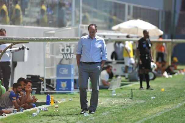 Jogadores do Cruzeiro e tcnico Rogrio Ceni deixaram campo do Independncia muito abatidos depois de derrota por 4 a 1 para o Grmio, pela 18 rodada do Campeonato Brasileiro. Torcida xingou diretoria, em especial o vice-presidente de futebol, Itair Machado