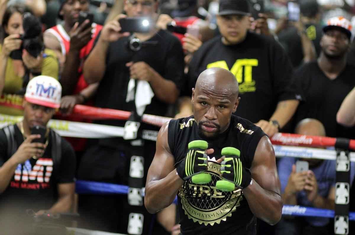 Em preparao para superluta contra Conor McGregor, em 26 de agosto, Floyd Mayweather recebe imprensa em treino aberto em Las Vegas 