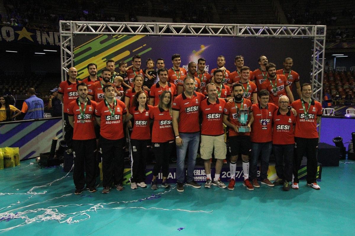 Depois da vitria sobre o Sesi, jogadores do Cruzeiro fizeram grande festa no Mineirinho, em BH