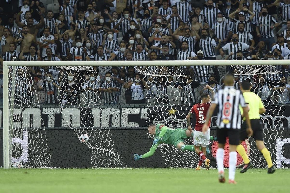 Fotos do gol de placa de Zaracho sobre o River Plate no Mineiro