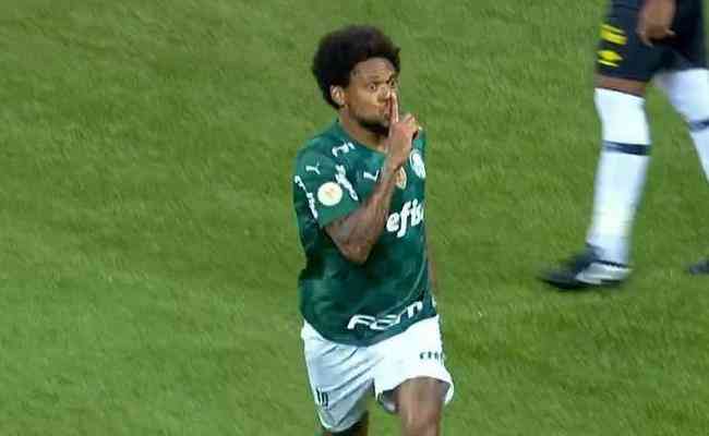 Luiz Adriano pediu silncio  torcida do Palmeiras aps marcar gol diante do Sport, no Brasileiro 