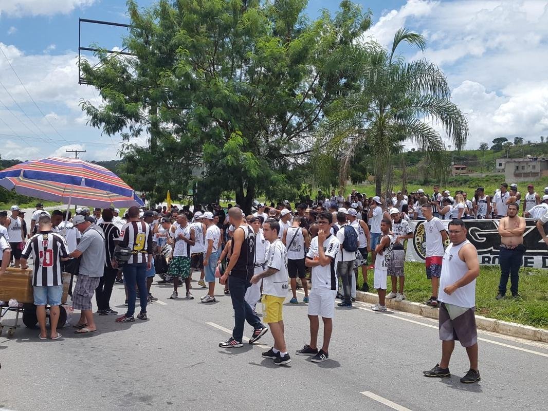 Torcedores pediram mudanas na gesto de futebol do Galo e cobraram o elenco alvinegro