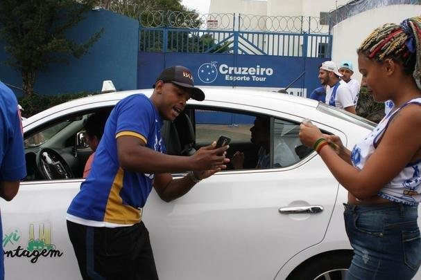 Torcedores do Cruzeiro foram  porta da Toca II apoiar os jogadores na vspera do jogo com o Flamengo
