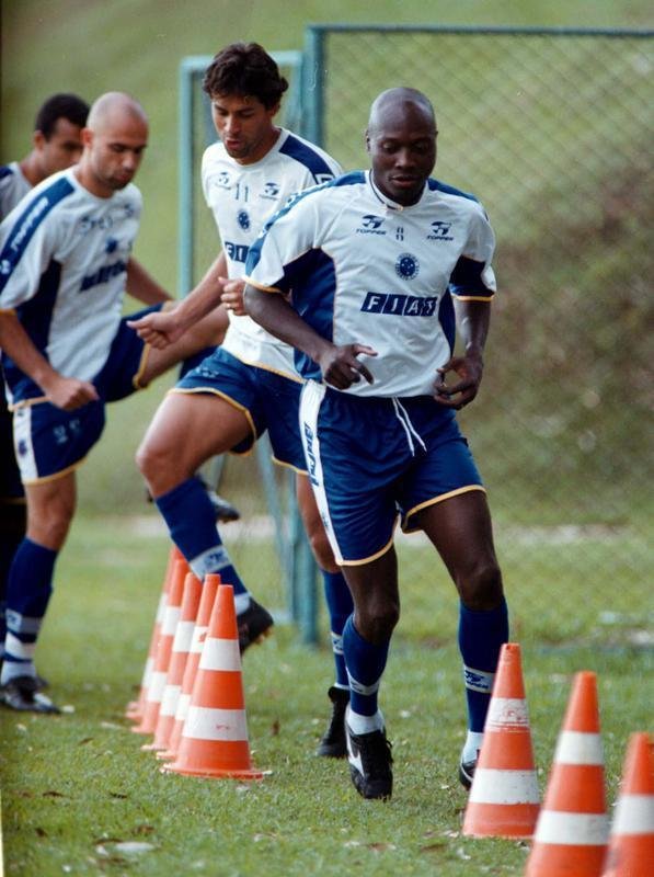 Fotos da passagem do jogador Rincn pelo Cruzeiro, em 2001.  Ele faleceu aos 55 anos nesta quarta-feira (13/4/2022), aps sofrer acidente automobilstico em Cali, na Colmbia, no dia 11.