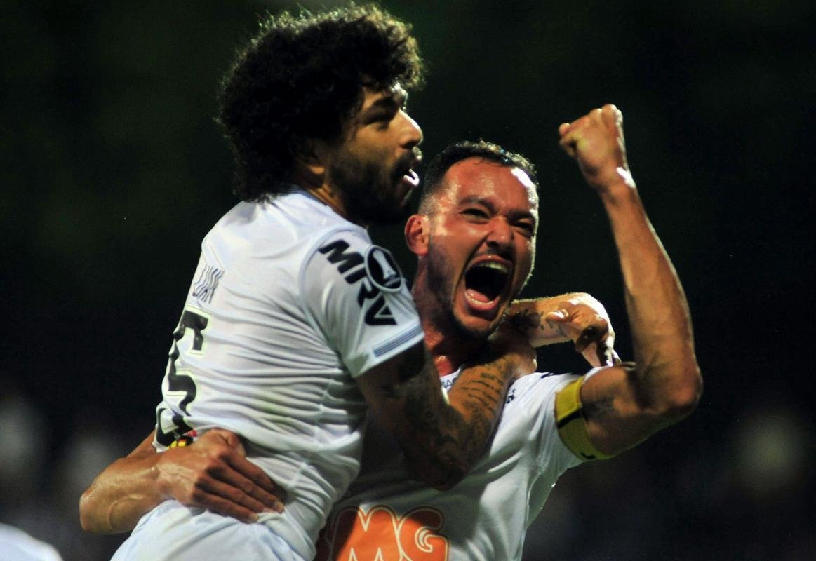 Imagens da partida entre Defensor e Atltico, em Montevidu, pela Libertadores 