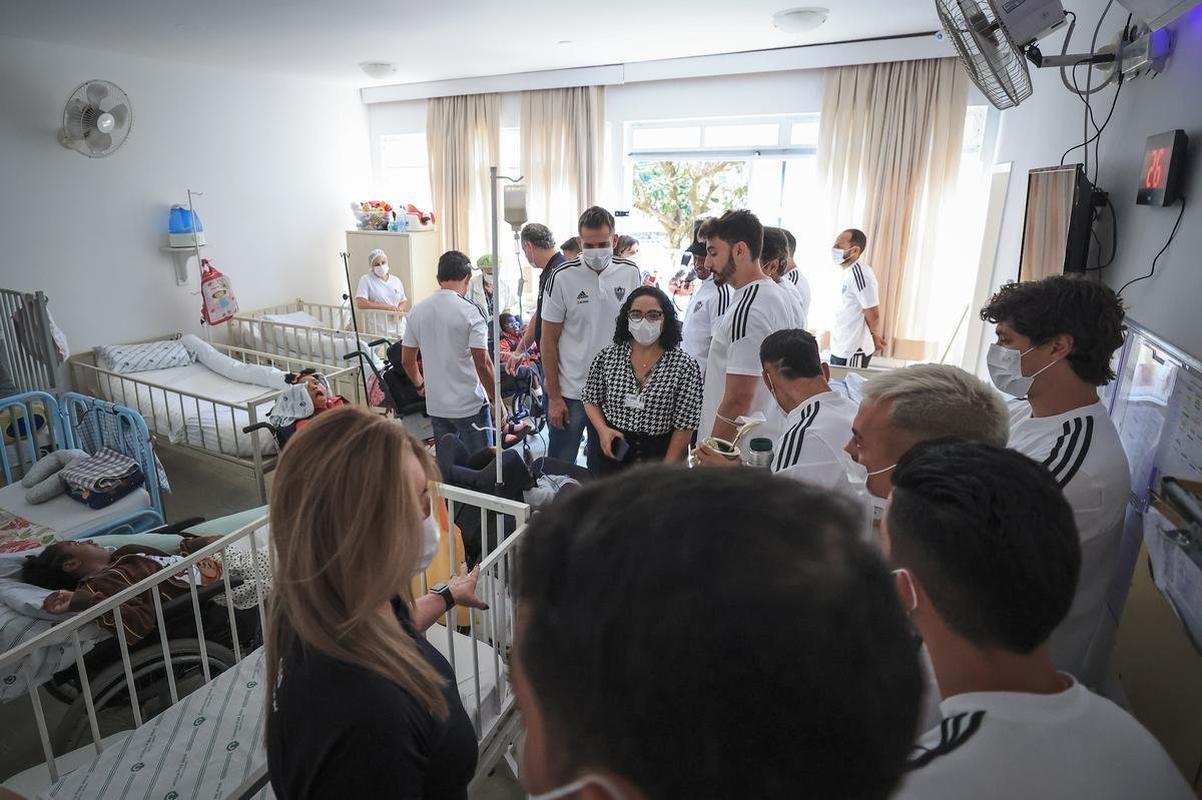 Jogadores do Atltico visitam Ncleo Assistencial Caminhos para Jesus