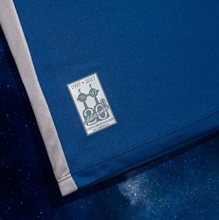 Veja imagens da nova camisa nmero 3 do Cruzeiro lanada pela Umbro