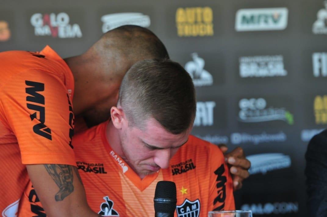 Imagens do pronunciamento do ex-volante Adilson