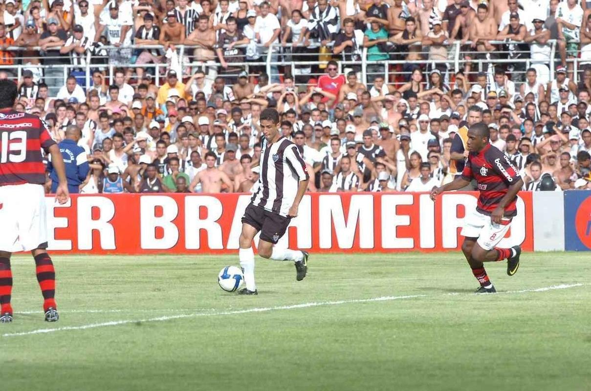 No Brasileiro de 2009, o Galo ainda sonhava com o ttulo nacional, mas as esperanas foram por gua abaixo com a derrota por 3 a 1 para o Flamengo, no Mineiro. Ricardinho marcou a favor do Alvinegro, enquanto Petkovic, Adriano e Maldonado fizeram para os cariocas. O jogo fez parte da arrancada do Rubro-Negro na conquista do ttulo.