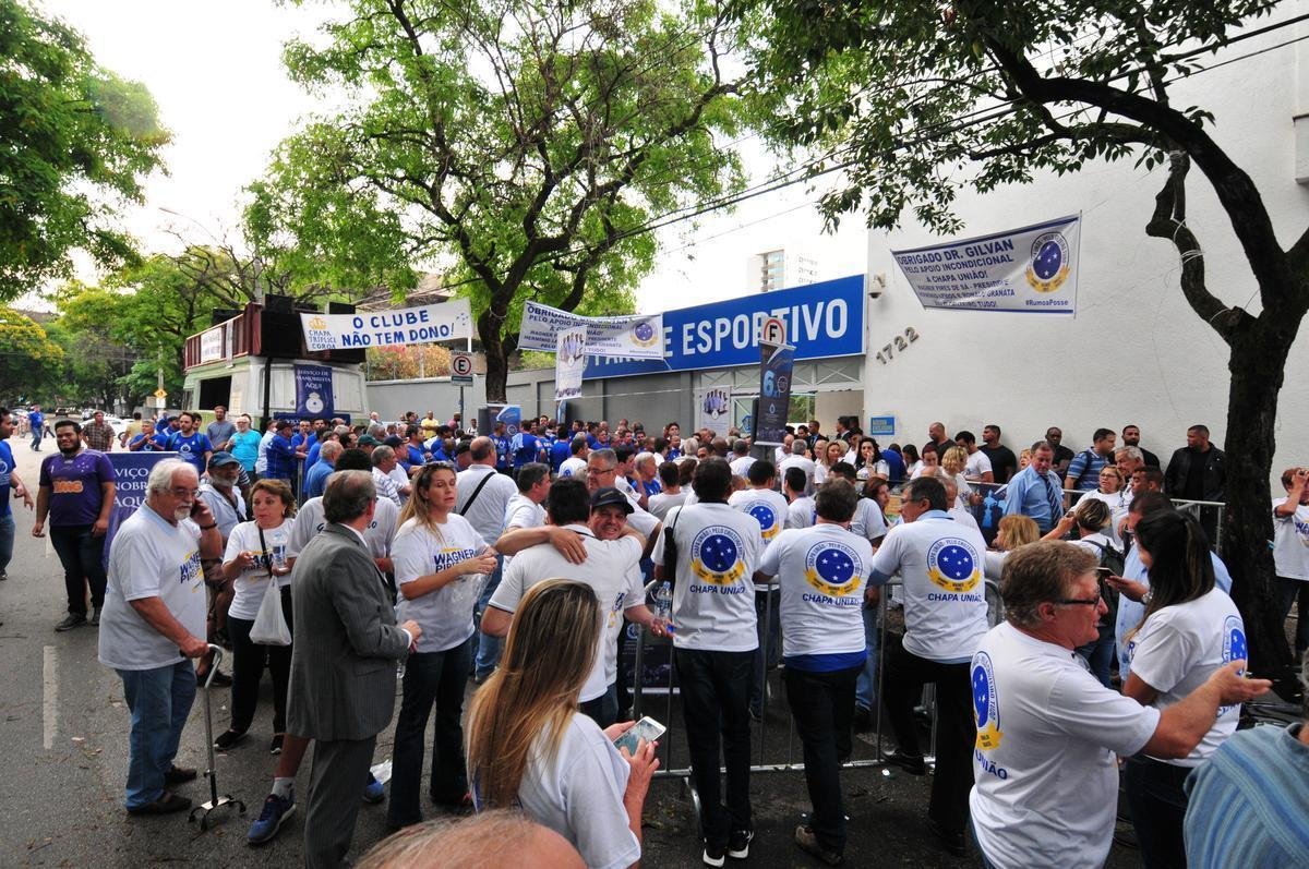 Fotos da eleio presidencial no Cruzeiro. Parque esportivo do Barro Preto, em BH, esteve lotado durante tarde e noite desta segunda-feira