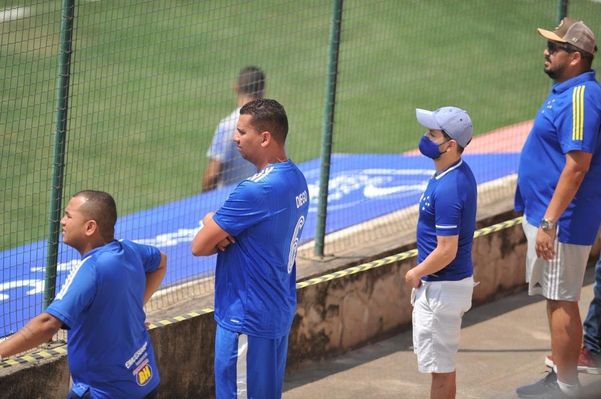 Cruzeiro e Ponte Preta se enfrentaram numa manh de forte calor em Sete Lagoas