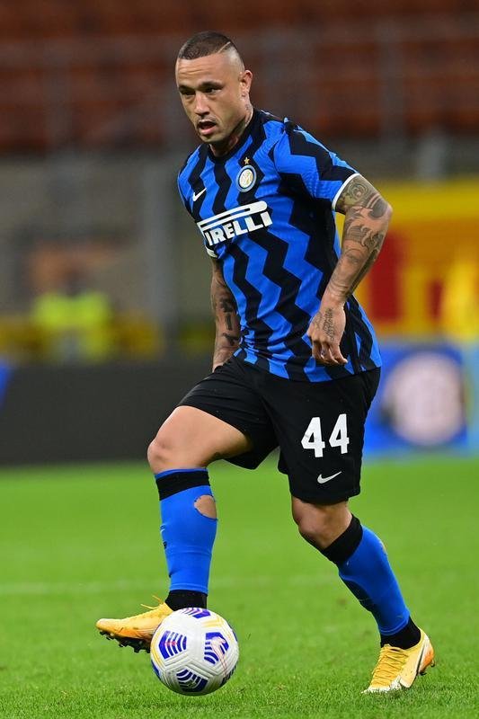 Meio-campistas belga Radja Nainggolan, da Inter de Milo, foi um dos infectados no surto que atingiu o clube