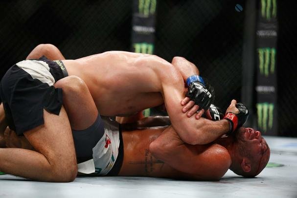 Spider voltou ao UFC com revés. Brasileiro chegou a derrubar Bisping com uma joelhada, achou que tinha vencido por nocaute, mas round havia encerrado. No fim, brasileiro acabou perdendo luta por pontos