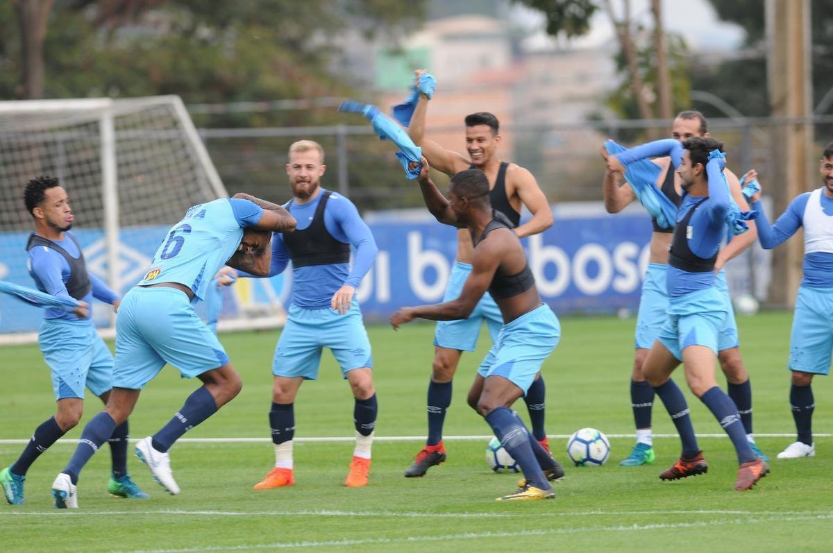 Toca da Raposa II teve sexta-feira descontrada por conta da volta de Ded  Seleo