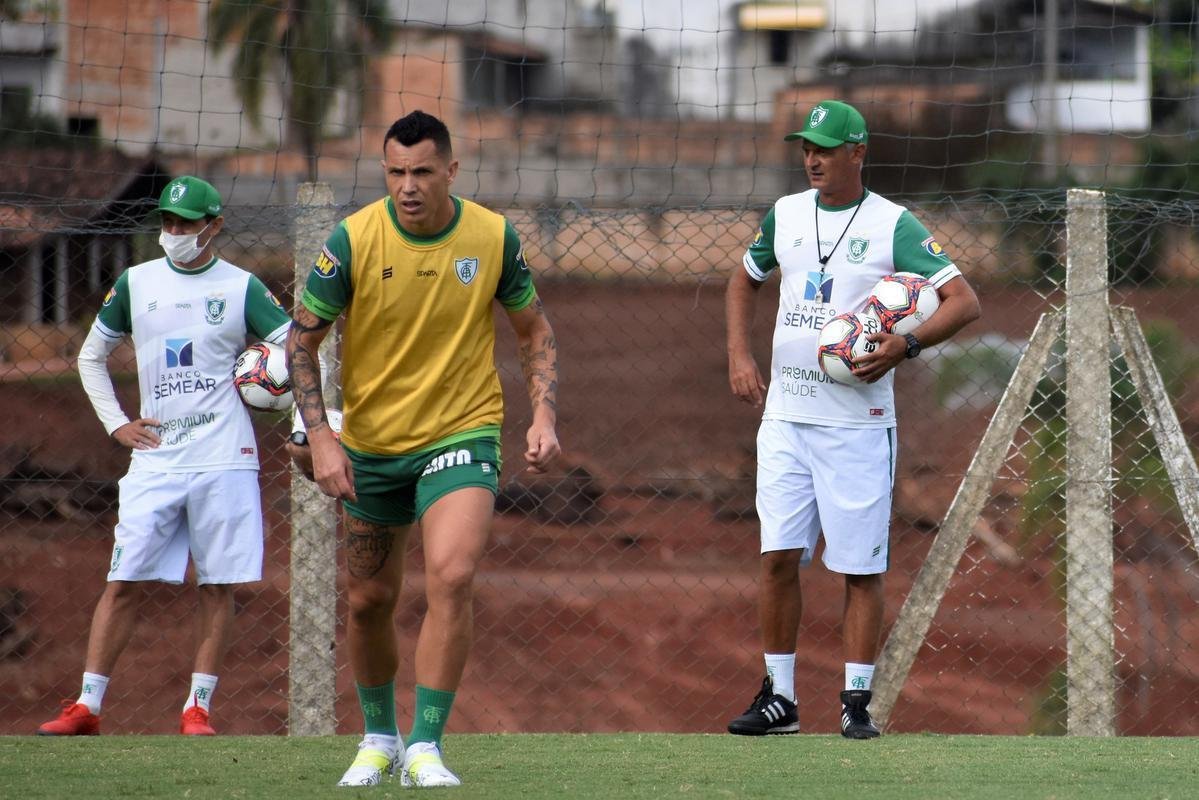 O Amrica segue com treinamentos intensivos voltados para a disputa do Campeonato Mineiro. No prximo sbado (27), o Coelho estreia no estadual diante do Boa Esporte, s 19h. A partida ser realizada no Independncia, em Belo Horizonte. A tendncia  que, neste primeiro compromisso, o tcnico Lisca utilize jogadores que tiveram menor minutagem na temporada 2020/21, alm de nomes promissores das categorias de base do clube.