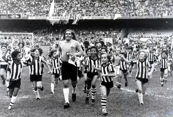 Miguel Angel Ortiz fez história com a camisa do Atlético. Curiosamente, o goleiro argentino se notabilizou por marcar gols de pênalti. O argentino de Santa Fé balançou as redes sete vezes em 100 partidas. Por outro lado, foi vazado em 67 ocasiões. Ortiz chamava atenção também pelas vestimentas: usava bermudas até o joelho, quase sempre estampadas. Ignorou as brincadeiras e até mesmo os insultos para se tornar um arqueiro seguro nos anos de 1976 e 1977. O problema, entretanto, foi um jogo específico: a final do Campeonato Mineiro de 1977 contra o Cruzeiro. O Atlético largou na frente na disputa. Ortiz, no entanto, foi acusado de ter sido 'comprado' pelo então presidente celeste Felício Brandi. As partidas 2 e 3 daquela decisão terminaram com vitórias do Cruzeiro. Amigo pessoal do goleiro, o atacante celeste Revétria teve atuações de gala nos duelos, o que aumentou as suspeitas. Na época, o goleiro se defendeu: 'Foi um crime. Graças a Deus nunca um torcedor me disse nada. Pelo contrário, os atleticanos me amam. Tinha de ter um culpado. O escolhido fui eu'. Ortiz deixou o clube pouco tempo depois.