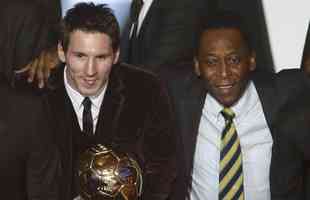9/1/2012 - Pel ao lado de Lionel Messi, eleito melhor jogador do mundo pela Fifa em 2011