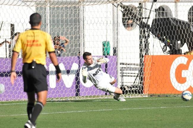 Victor defende p�nalti de Alan Patrick logo no come�o da partida no Independ�ncia