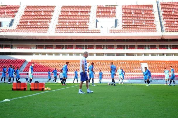 Fotos do treino do Cruzeiro no estdio Libertadores de Amrica, casa do Independiente, em Avellaneda. Time celeste fechou preparao para o jogo contra o Racing, s 21h30 desta tera-feira, no El Cilindro, pela primeira rodada do Grupo 5 da Copa Libertadores (Ramon Lisboa/EM D.A Press)