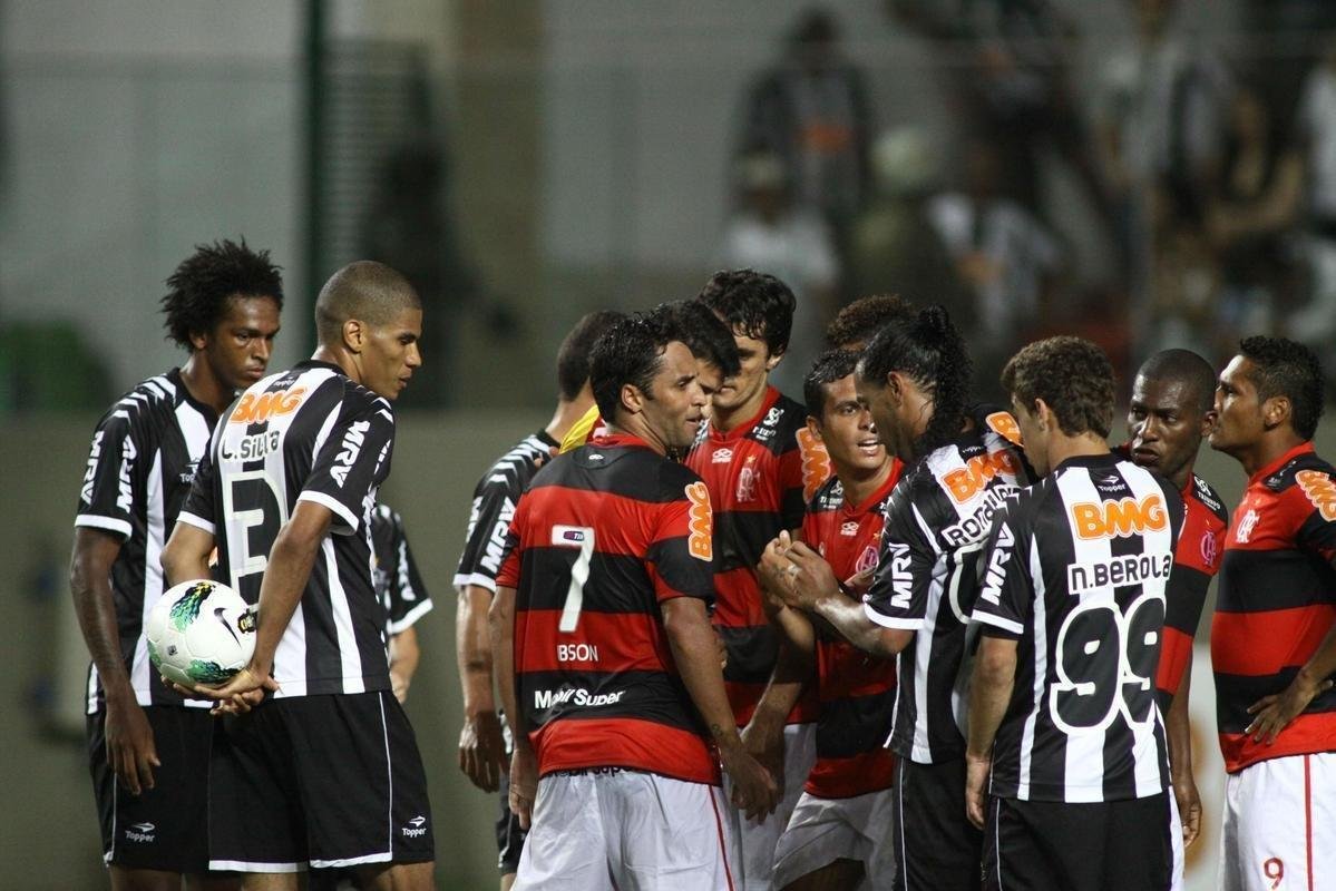 16 - Em 27 de setembro de 2012, Rver foi expulso na derrota por 2 a 1 para o Flamengo aps trocar agresses com Cceres. No polmico lance, o jogador do Flamengo deu um soco no atleticano, que revidou. O rbitro Jalson Macedo deu um carto amarelo para Cceres e expulsou Rver. O atleticano pediu desculpas e foi suspenso pelo Superior Tribunal de Justia Desportiva (STJD).