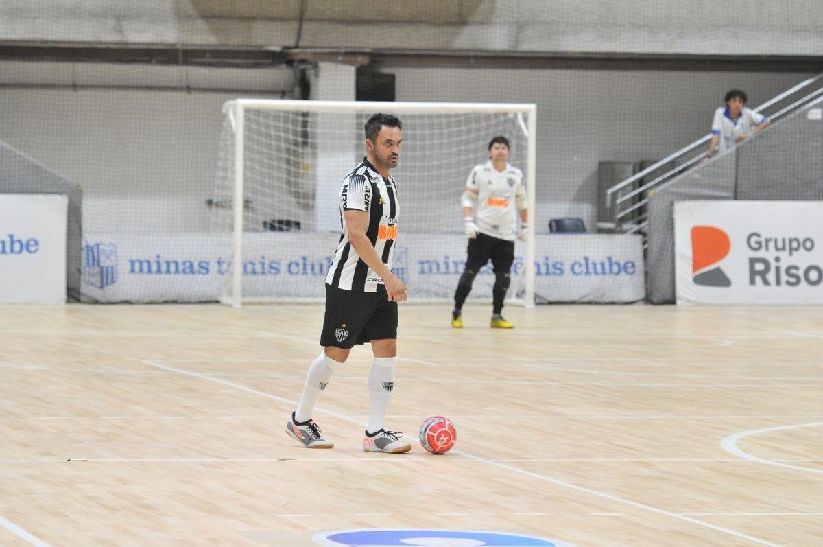 Jogo festivo e solidrio reuniu craques do futsal mineiro em BH