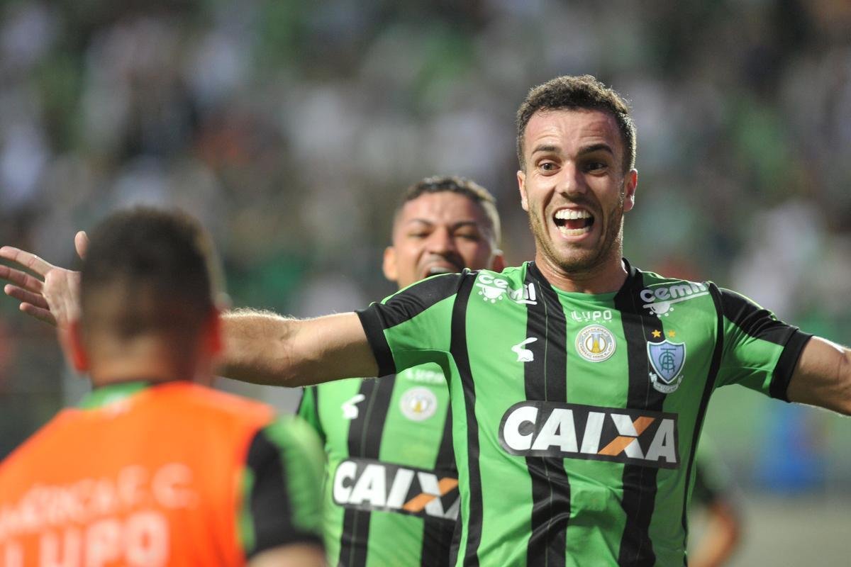 Serginho marcou duas vezes na vitria de virada do Amrica sobre Atltico-PR, no Horto 