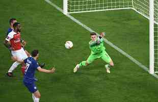 Com direito a um show de Hazard no segundo tempo, quando o craque belga marcou dois gols e ainda deu assistncia para Pedro balanar as redes, o Chelsea goleou o Arsenal por 4 a 1, nesta quarta-feira, no estdio Olmpico de Baku, no Azerbaijo, e conquistou o seu segundo ttulo da Liga Europa