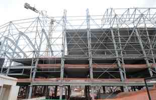 Nesta quarta-feira (20), as obras da Arena MRV, no Bairro Califórnia, em Belo Horizonte, adentraram em uma nova etapa. Isso porque as placas da cobertura do estádio começaram a ser instaladas, conferindo 'novo visual' ao projeto da futura casa do Atlético.
