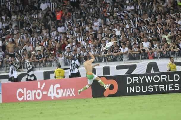 Fotos da comemorao de Danilo, heri da grande deciso do Mineiro