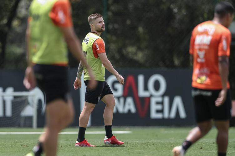 Após a vitória por 2 a 1 sobre o Cuiabá, neste domingo (24), pelo Campeonato Brasileiro, o elenco do Atlético se reapresentou e treinou na tarde desta segunda-feira (25), na Cidade do Galo, em Vespasiano. As atividades visaram o duelo de volta da semifinal da Copa do Brasil, contra o Fortaleza, que ocorrerá na quarta-feira (27). Por ter vencido o jogo de ida por 4 a 0, no Mineirão, o Galo tem vaga encaminhada na decisão do principal torneio mata-mata do país.