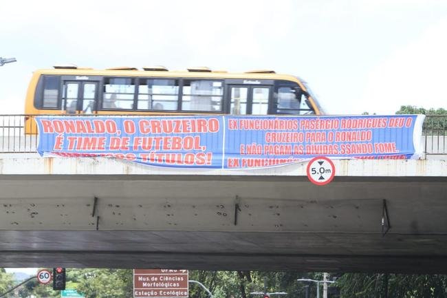 Faixas crticas  gesto de Ronaldo no Cruzeiro so estendidas em viaduto e passarela em dois pontos da avenida Antnio Carlos, em Belo Horizonte 