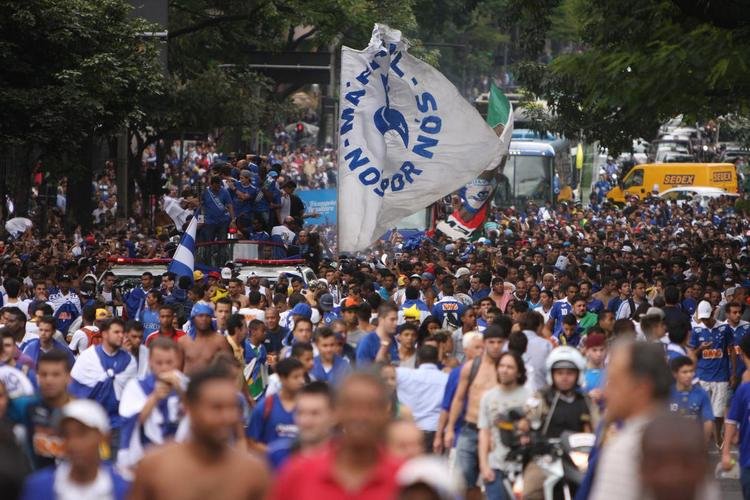 Depois de vencer o Vitria por 3 a 1 no Barrado, em Salvador, na noite de 13 de novembro de 2013, e confirmar o tricampeonato brasileiro, o Cruzeiro desembarcou em Confins numa quinta-feira e foi recebido por milhares de pessoas nas ruas de Belo Horizonte. O elenco desfilou em carro pela Avenida Antnio Carlos, pela Avenida Afonso Pena, no Centro, e foi em direo  sede do Barro Preto. Esta, sem dvida, foi a festa que envolveu o maior nmero de pessoas na capital mineira.